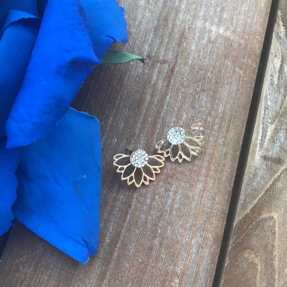 Jewelry - 🔴Cubic Zirconia Studs with Lotus Ear Jackets